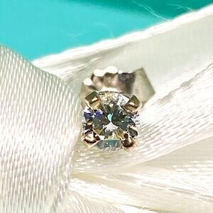 New 1/10 carat diamond stud earring 14k very nice.
